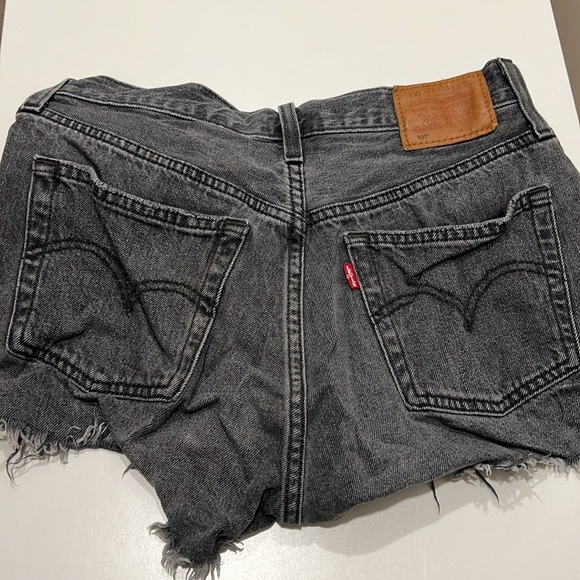 Levi 501 black jean shorts - Picture 2 of 3